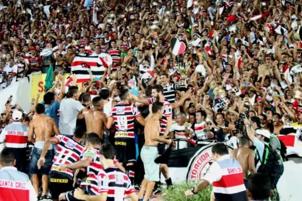 Foto colorida da torcida do Santa Cruz comemorando - Metrópoles