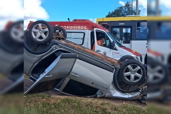 Ocupante de carro com 4 pessoas fica ferido após veículo capotar no DF
