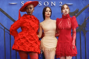 Atrizes Joy Sunday, Jenna Ortega e Emma Myers na premiére da segunda temporada de Wandinha, em Londres