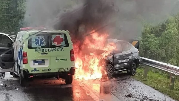 Carro pega fogo após acidente
