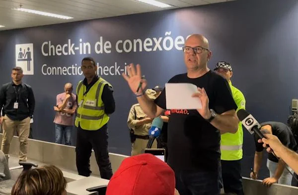 Agência realoca flamenguistas em três voos, mas a revolta continua