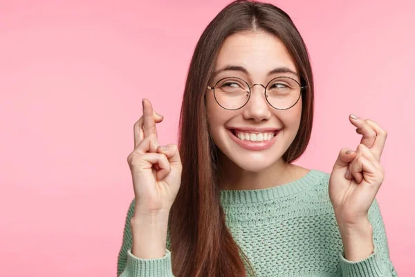 menina cruzando os dedos para sorte