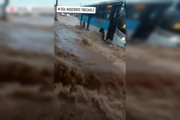 Vídeo: temporal causa alagamento e estragos em Ceilândia