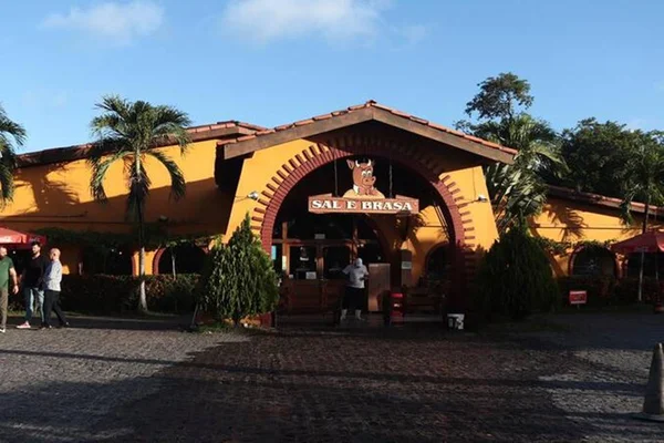 Foto colorida do restaurante Sal e Brasa, onde Homem foi assassinado em frente a restaurante no Recife - Metrópoles