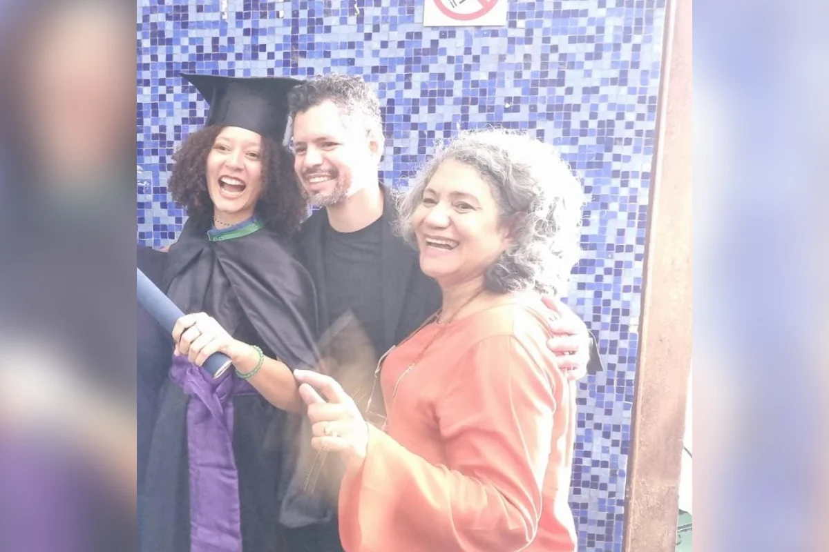 Mãe de dois filhos Fátima descreve a cura como uma nova chance, e considera a rede de apoio, a perseverança e o diagnóstico precoce responsáveis pelo sucesso de sua recuperação Mãe de dois filhos Fátima descreve a cura como uma nova chance, e considera a rede de apoio, a perseverança e o diagnóstico precoce responsáveis pelo sucesso de sua recuperação