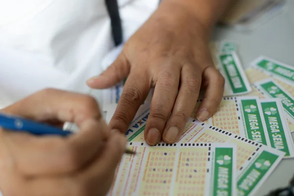 Mega-Sena de R$ 105 milhões: veja números sorteados do concurso 2188