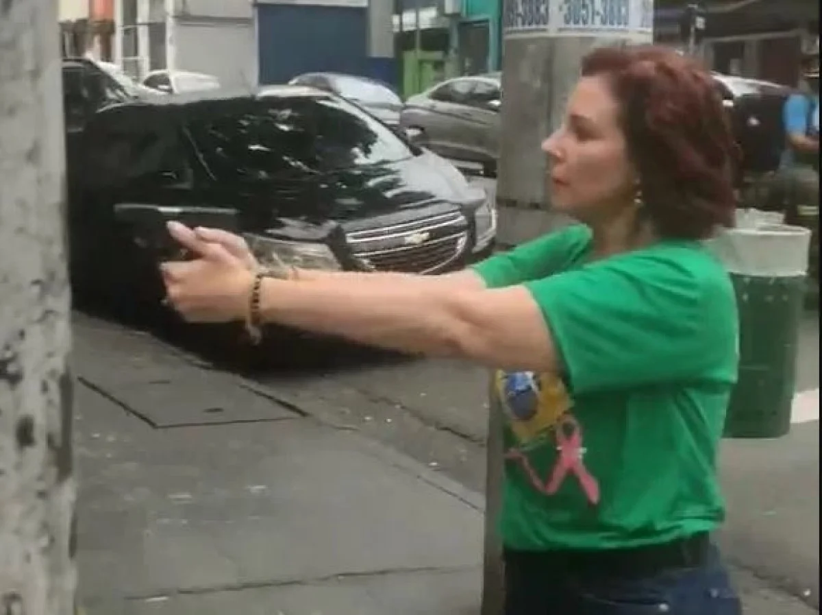 A deputada federal Carla Zambelli (PL-SP) aponta arma em rua de São Paulo A deputada federal Carla Zambelli (PL-SP) aponta arma em rua de São Paulo