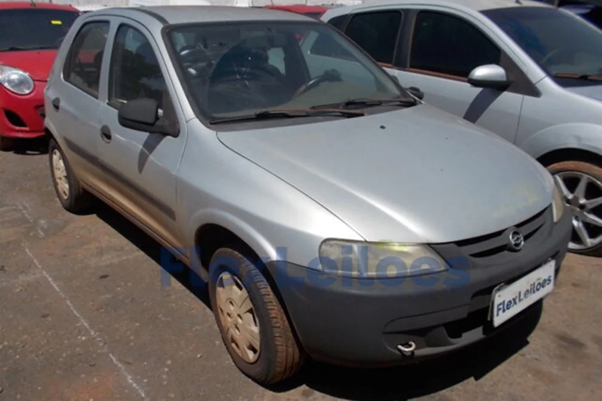 GM Celta 5 portas 2003 R$ 1,5 mil GM Celta 5 portas 2003 R$ 1,5 mil