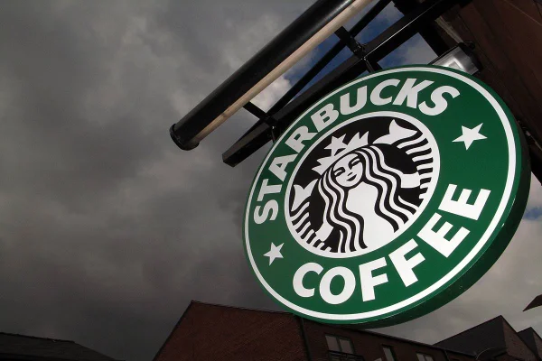 Imagem de fachada de uma loja da Starbucks - Metrópoles
