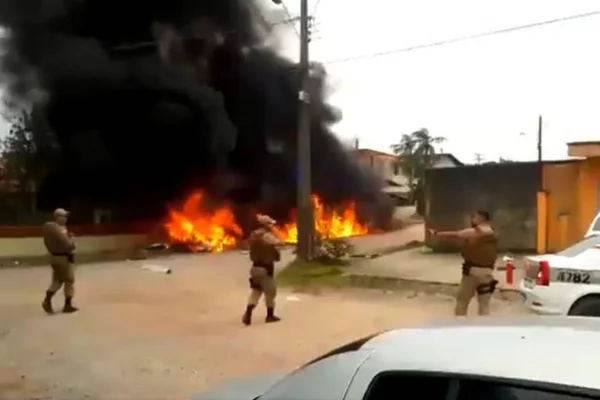 PF e grupo da FAB investigam queda de helicóptero que matou três em SC