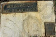 Túmulo de Stroessner à época em que foi enterrado Túmulo de Stroessner à época em que foi enterrado