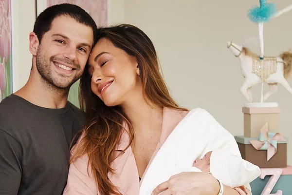 Sabrina Sato apresenta Zoe aos amigos e compartilha fotos da filha