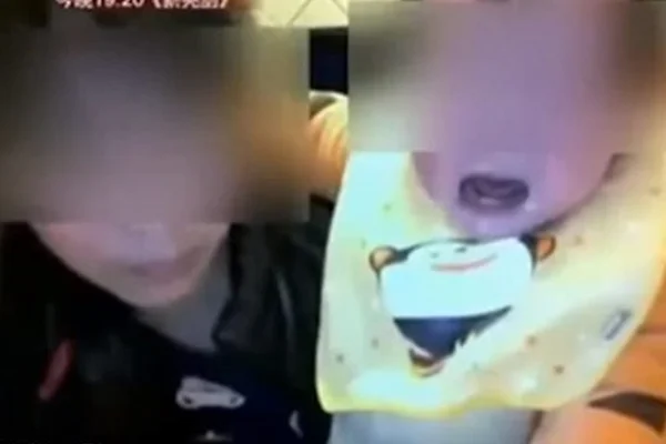 Babá é flagrada batendo em bebê e diz que “estava de mau-humor”