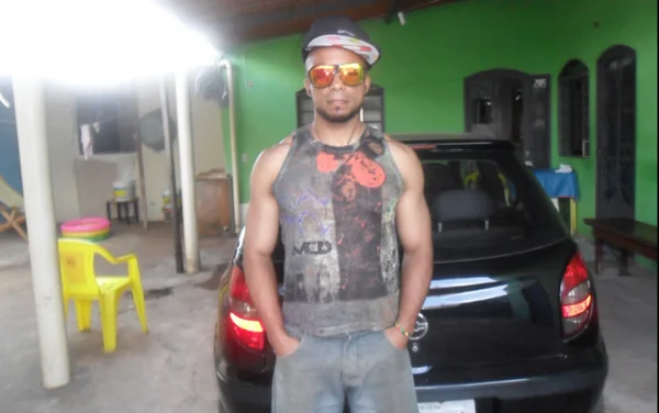 Homem de boné e óculos