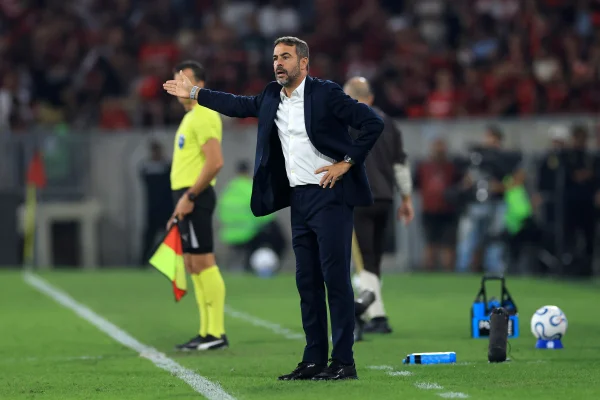 “Não conseguimos pressionar”, avalia Artur Jorge após eliminação