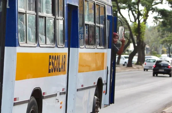 Sem ônibus e metrô, piratas tomam conta do transporte em dia de greve