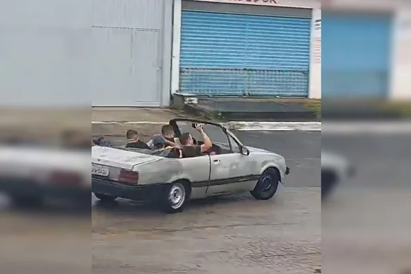 Motorista é filmado dando cavalo de pau no meio da rua no DF; assista