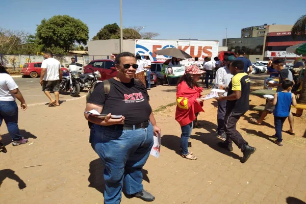 Robson Silva PSTU distribui panfletos na Estrutural