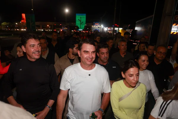 Flávio Bolsonaro faz romaria de 4h em GO e evita falar sobre crise com Michelle - destaque galeria