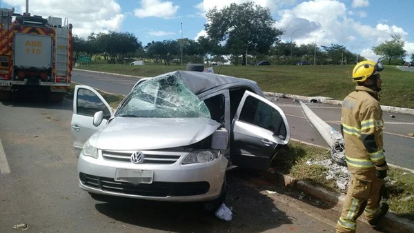 Carro bate e derruba poste em via de acesso da Asa Sul. Veja vídeo
