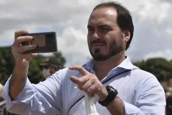 Deputada pede para CPMI convocar Carlos Bolsonaro e Luciano Hang