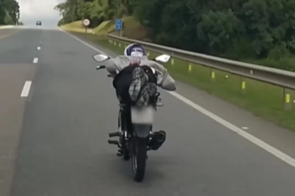 PRF flagra motociclista fazendo manobra “Superman” em rodovia de SC