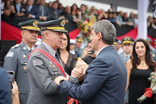 Imagem colorida mostra Tarcísio de Freitas cumprimentando o coronel José Augusto Coutinho, novo comandante da PM - Metrópoles