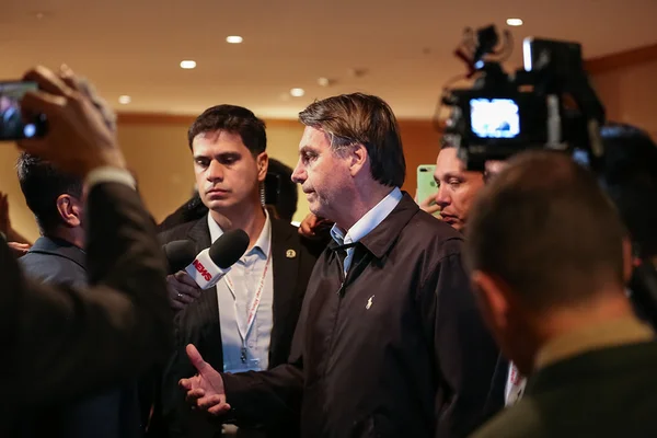 Por paz no PSL, Bolsonaro quer que Eduardo abra mão de embaixada