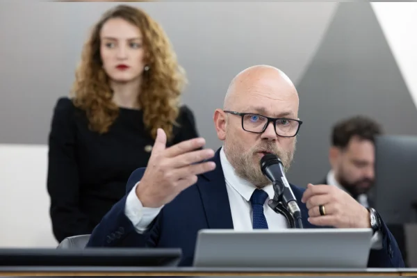Professor Cleiton falando ao microfone durante sessão na Assembleia Legislativa de Minas Gerais