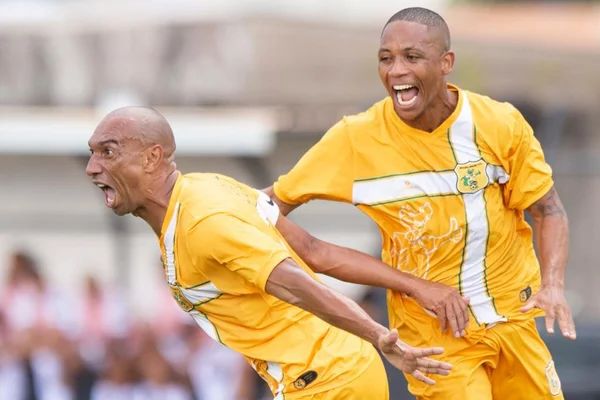 Jogadores do Brasiliense comemorando gol