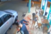 Após o crime, o agressor vai até a vítima e em seguida foge