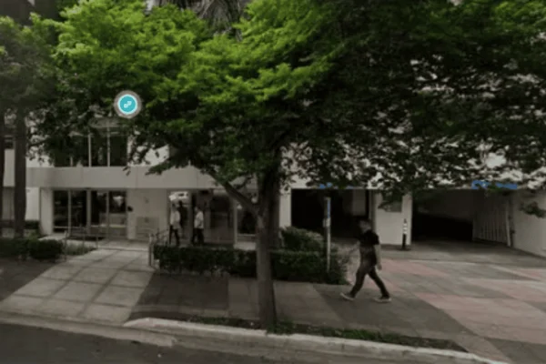 Imagem colorida da rua onde fica instalada a loja de joias que teve o cofre furtado - Metrópoles