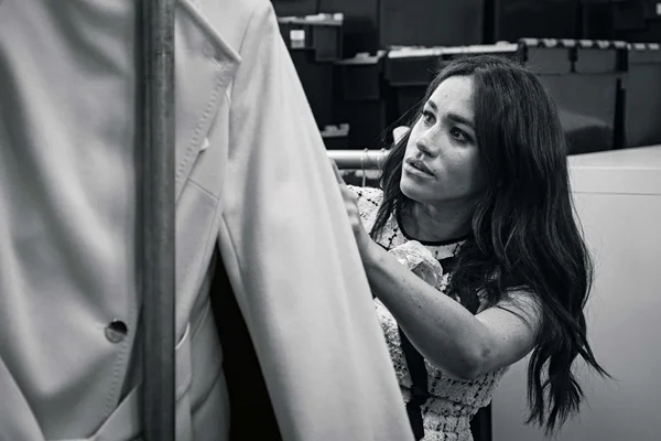 Meghan Markle cria linha de roupas para ajudar mulheres desempregadas