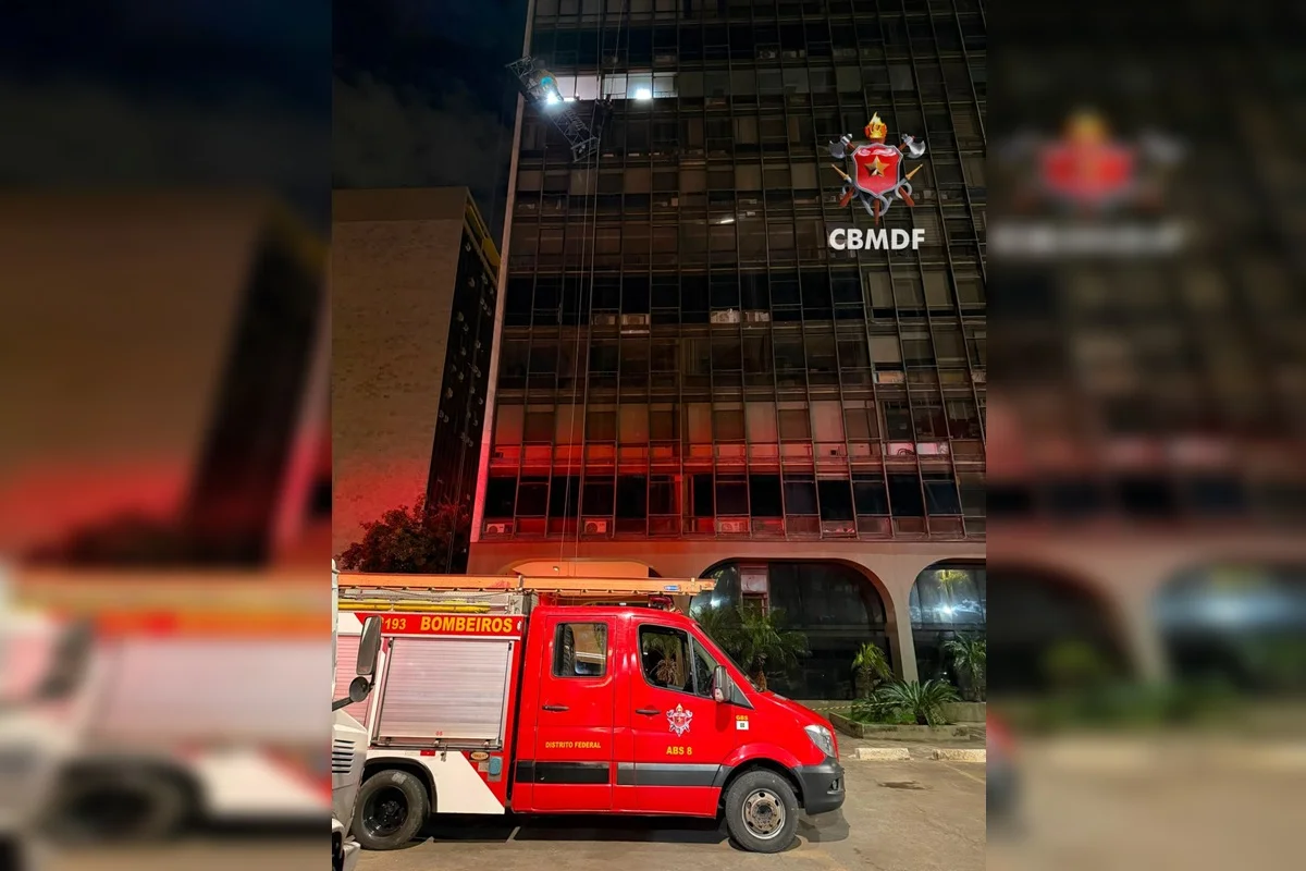 Corpo de Bombeiros resgataram dois homens presos em um andaime Corpo de Bombeiros resgataram dois homens presos em um andaime
