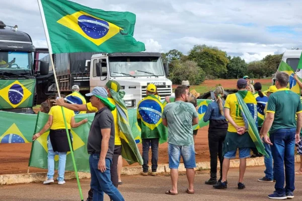 Caminhoneiros bolsonaristas em frente ao QG do Exército em Brasília