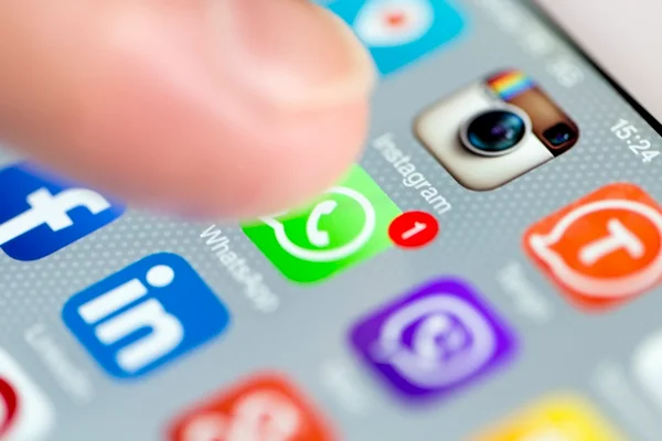 Zuckerberg diz combater fakes no Facebook, mas fala pouco do WhatsApp