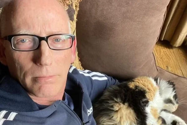 Imagem colorida de Scott Adams - Metrópoles