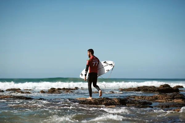 Filipe Toledo festeja liderança e pensa na etapa na piscina de ondas