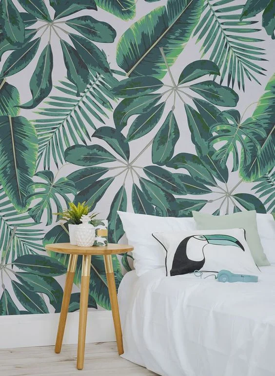 Por uma vida mais colorida: com folhas tropicais e estampas alegres, papéis de parede dão mais vida a ambientes de todos os tamanhos. As buscas por papel de parede com estampa vibrante (<i>bold print wallpaper</i>, em inglês) tiveram um aumento de 401% Por uma vida mais colorida: com folhas tropicais e estampas alegres, papéis de parede dão mais vida a ambientes de todos os tamanhos. As buscas por papel de parede com estampa vibrante (<i>bold print wallpaper</i>, em inglês) tiveram um aumento de 401%