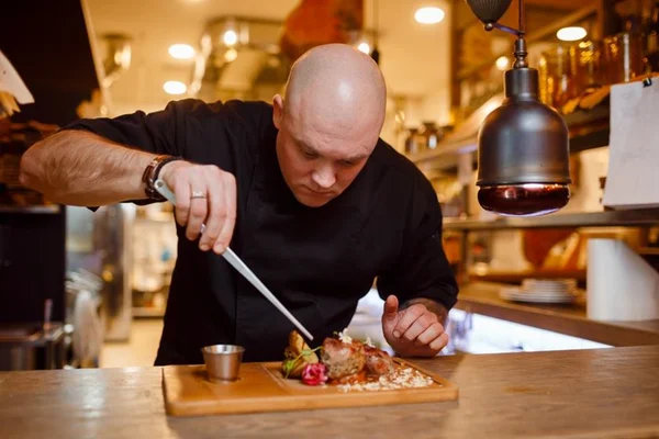 Inédito: Michelin aceita retirar três estrelas de famoso chef francês