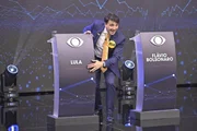 Candidato Renan Santos (Missão) aponta para púlpito de Lula (PT), ausente em primeiro debate