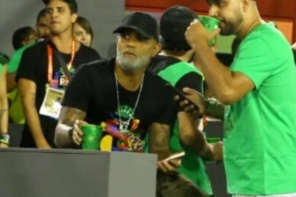 Gabigol curte Carnaval após título do Fla: “É o bloco do Mengão”