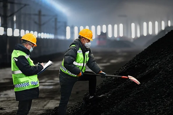 homens trabalhando em mina de carvão na china - metrópoles