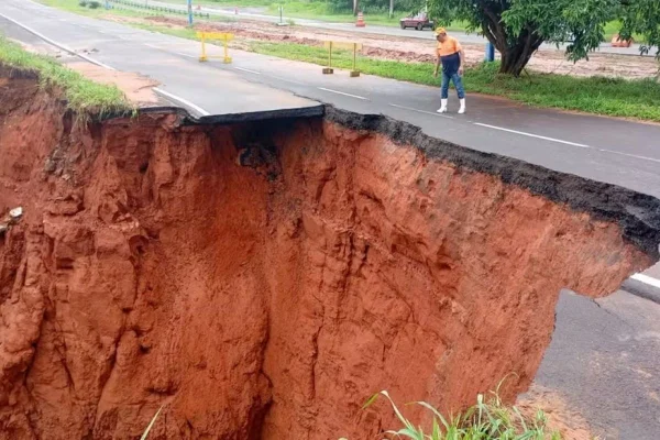 Deslizamento de terra abre cratera em estrada de Osvaldo Cruz - Metrópoles