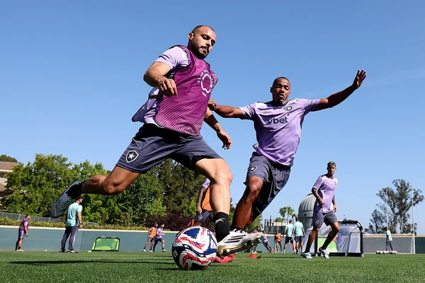 Foto colorida de Arthur Cabral durante treino do Botafogo - Metrópoles