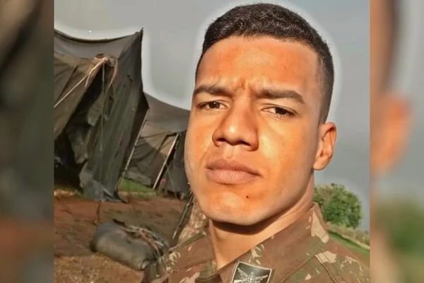 Sargento morre após tirar selfie em cima de pedras e cair no rio