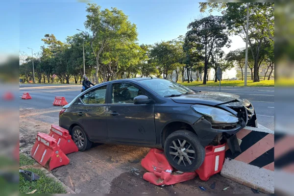 Motorista de app bate em sinalização de obra e passageira fica ferida