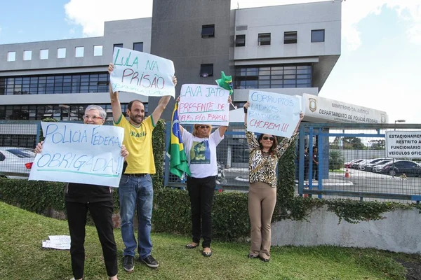 Grupo faz protesto contra Lula em Congonhas onde ex-presidente está depondo