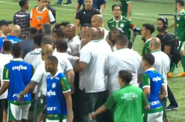 Foto colorida de briga entre jogadores do Palmeiras e São Paulo - Metrópoles