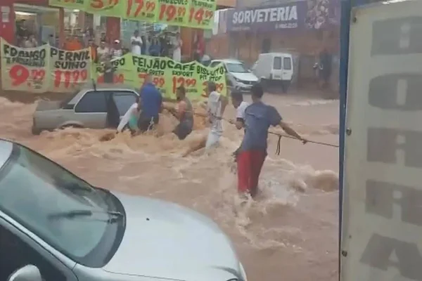 Cadeirante é resgatado após ficar preso em carro durante enxurrada. Vídeo